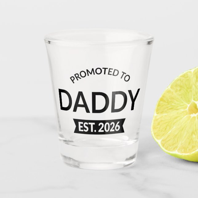 Zum Papa befördert Est. 2026 II Schnapsglas (Vorderseite)