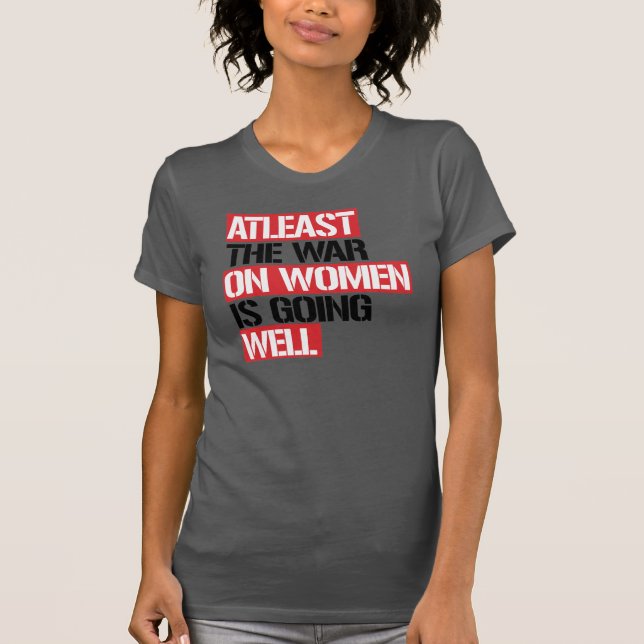 Zumindest läuft der Krieg gegen die Frauen gut T-Shirt (Vorderseite)