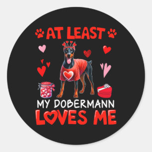 Zumindest liebt mein Dobermann mich Valentinstag S Runder Aufkleber
