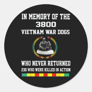 Zur Erinnerung an die Hunde des Vietnamkriegs von Runder Aufkleber
