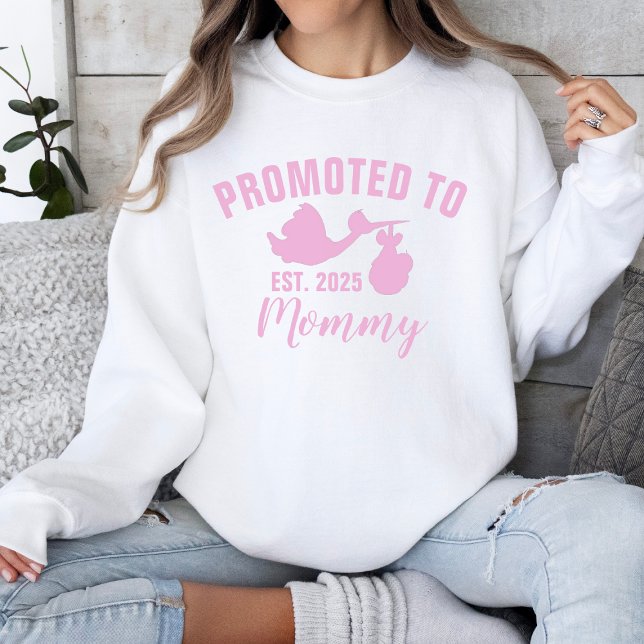 Zur Genderdarstellung bei Stork Girl im Mommy 2025 Sweatshirt (Von Creator hochgeladen)
