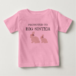Zur großen Schwester befördert Bunny Flowers T-Shi Baby T-shirt