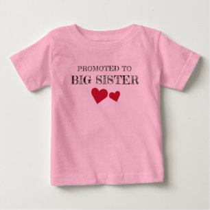 Zur großen Schwester befördert, rote Herzen T-Shir Baby T-shirt