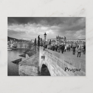 zur Karlsbrücke unter einem stürmischen Himmel in  Postkarte
