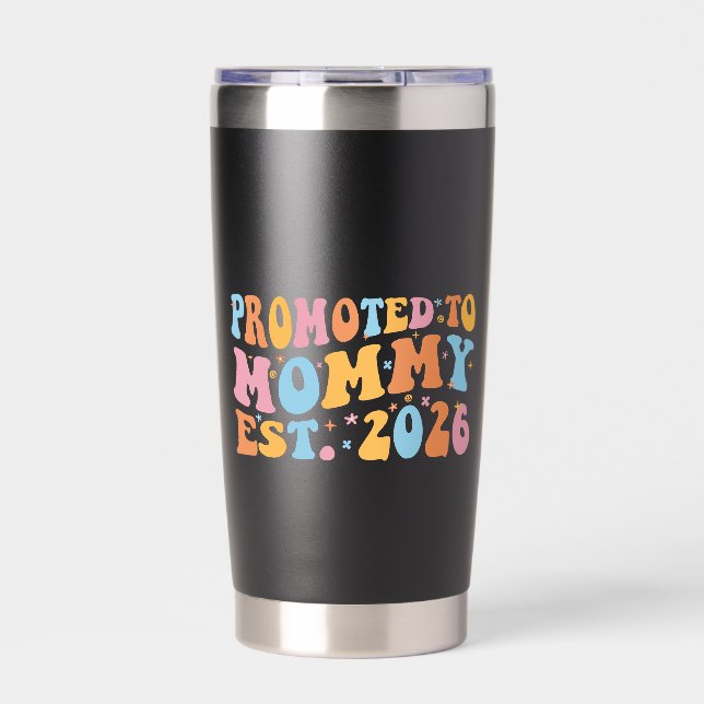 Zur Mama befördert Est. 2026 III Thermobecher (Vorderseite)