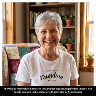 Zur Oma Befördert Bekanntgabe der Schwangerschaft T-Shirt
