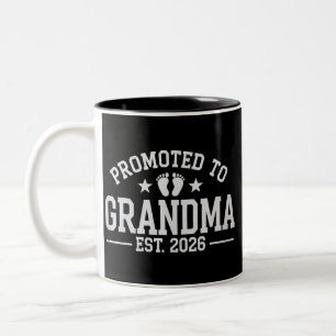 Zur Oma befördert ca. 2026 Großeltern Baby  Zweifarbige Tasse