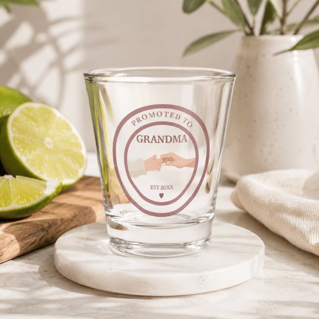 Zur Oma befördert Est. 20XX Schnapsglas (Von Creator hochgeladen)