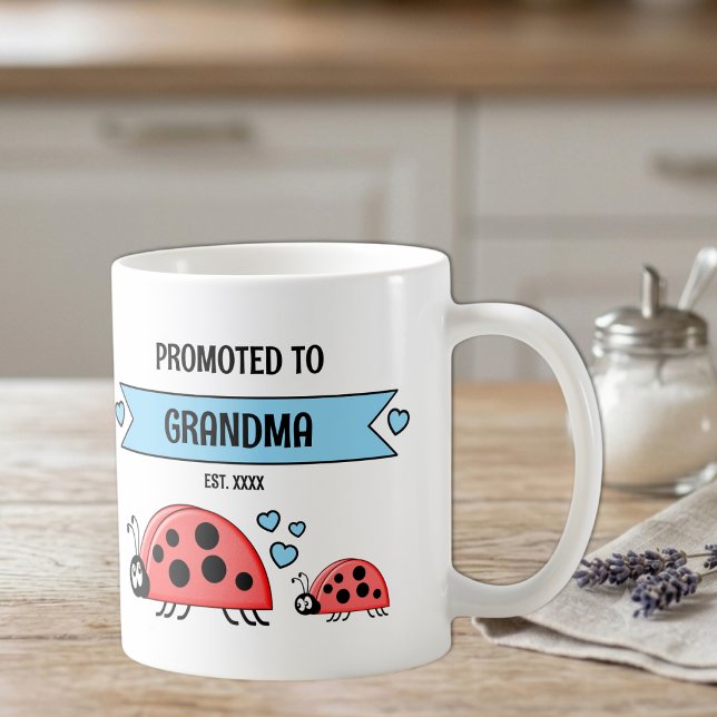 Zur Oma beförderte Marienkäfer blau Kaffeetasse (Von Creator hochgeladen)
