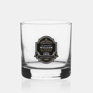 Zur Perfektion gereifte Etikett mit Namen und Gebu Whiskyglas