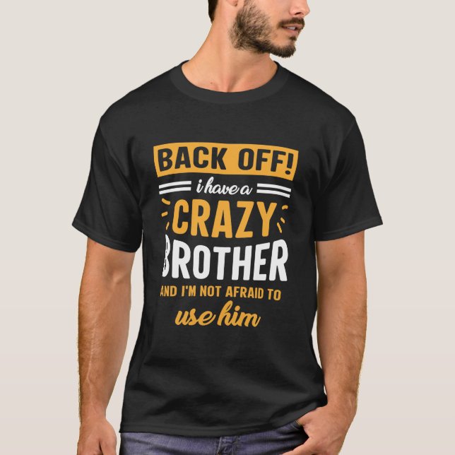 Zurück! Ich habe einen verrückten Bruder _ ich bin T-Shirt (Vorderseite)