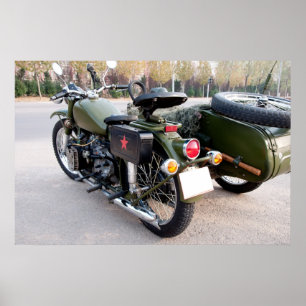 Zurück vom Vintagen Motorrad 750B-2 mit einem Poster