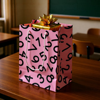 Zurück zu Schulzahlen im rosa Hintergrund Mittlere Geschenktüte