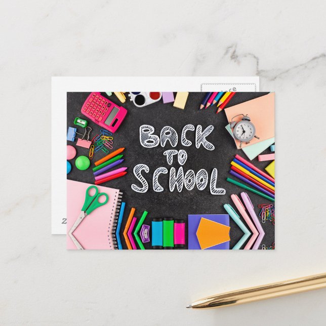 Zurück zur Postkarte der Schule (A colorful arrangement of school supplies surrounding a chalkboard background.  
 )