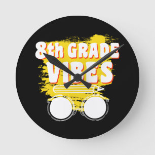 Zurück zur Schule 8. Klasse Vibes Shirt Erster Tag Runde Wanduhr