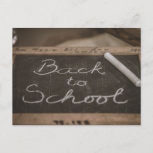 Zurück zur Schule auf einer alten Schultafel Feiertagspostkarte