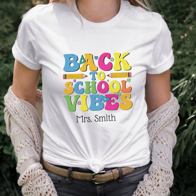 Zurück zur Schule Vibes farbenfroher Personalisier T-Shirt (Back to School Vibes Colorful Personalized Teacher T-Shirt
)