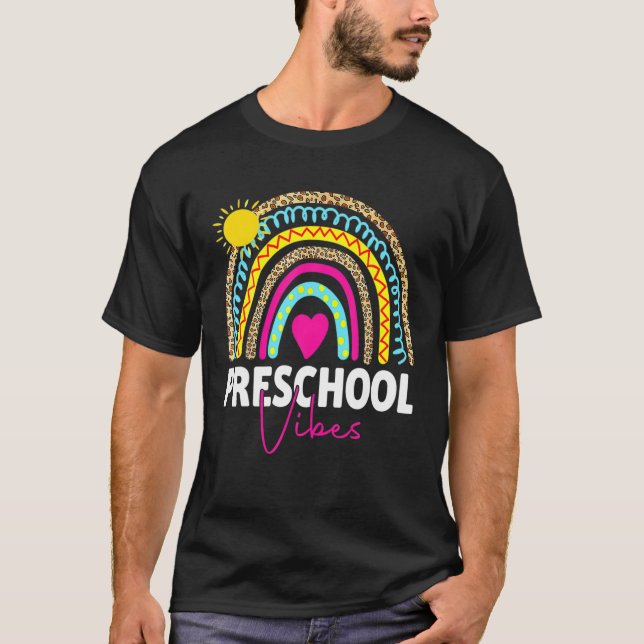 Zurück zur Vorschule Vibes Rainbow Leopard Tee (Vorderseite)
