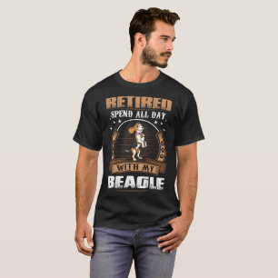 Zurückgezogen wenden Sie ganzen Tag mit T-Shirt