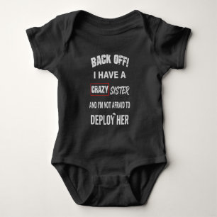 Zurücktreten, ich habe eine verrückte Schwester Wa Baby Strampler