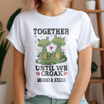 Zusammen, bis wir Retro Frosch Croak Couple Custom T-Shirt<br><div class="desc">Feiern Sie Ihre unzerbrechliche Bindung mit diesem zauberhaften Froschpaar-Design! Dieses skurrile Shirt mit zwei zauberhaften Fröschen, umgeben von Herzen und Blume, ist ideal für Paare, die Spaß Liebe und eine einzigartige Art, ihr Engagement zum Ausdruck zu bringen. Personalisieren Sie es mit Ihren Namen, um es wirklich besonders zu machen. Ideal...</div>