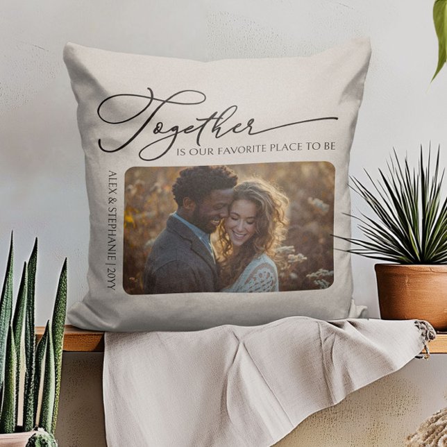 Zusammen zusammentreffen Foto neutrale Creme Kissen (Together couple photo pillow from Newlywed Christmas Gift ideas collection by Darling & May)
