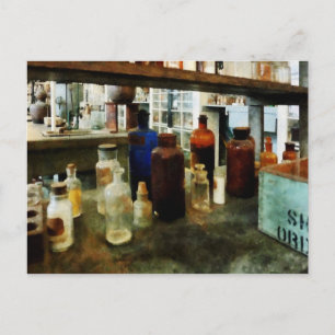 Zusammensetzung von Chemikalien in Flaschen Postkarte