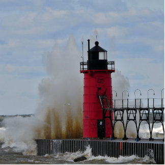 Zusammenstoßendes Wasser auf Südhafen-Leuchtturm Freistehende Fotoskulptur