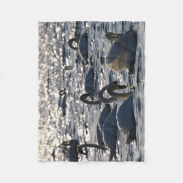 Zwanen in een groep op het water met glinsterend z fleecedecke