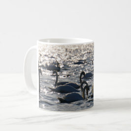 Zwanen in een groep op het water met glinsterend z kaffeetasse