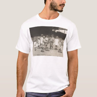 Zwanzigerjahre Kinder, die auf Liga-Baseball-Feld T-Shirt