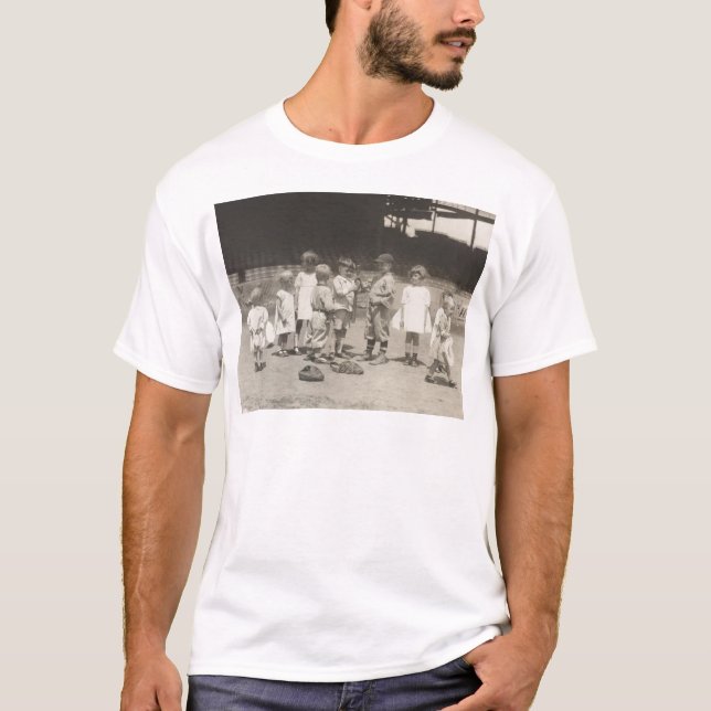 Zwanzigerjahre Kinder, die auf Liga-Baseball-Feld T-Shirt (Vorderseite)