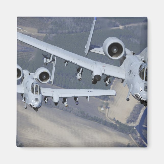 Zwei A-10C-Thunderbolzen II fliegen formatgenau Magnet (Vorne)
