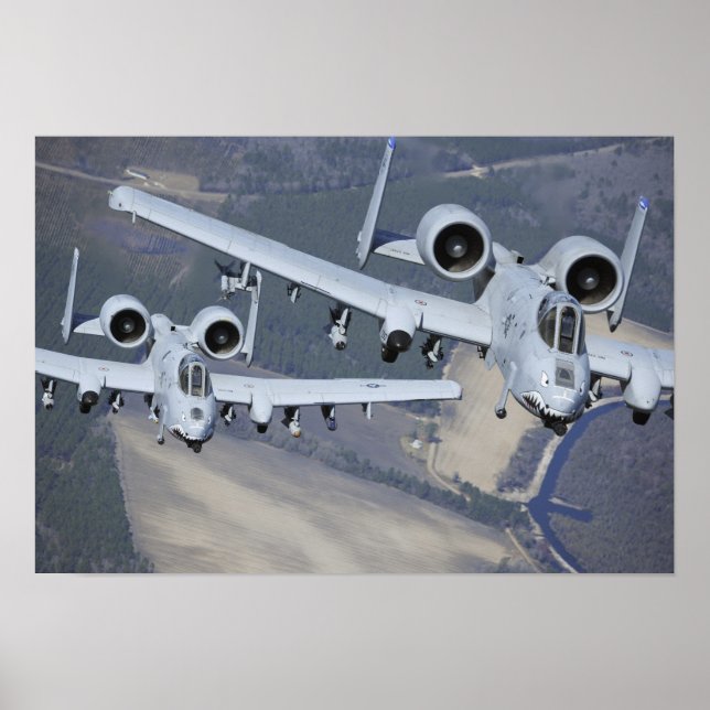 Zwei A-10C-Thunderbolzen II fliegen formatgenau Poster (Vorne)