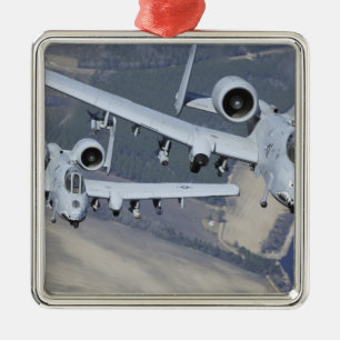 Zwei A-10C-Thunderbolzen II fliegen formatgenau Silbernes Ornament