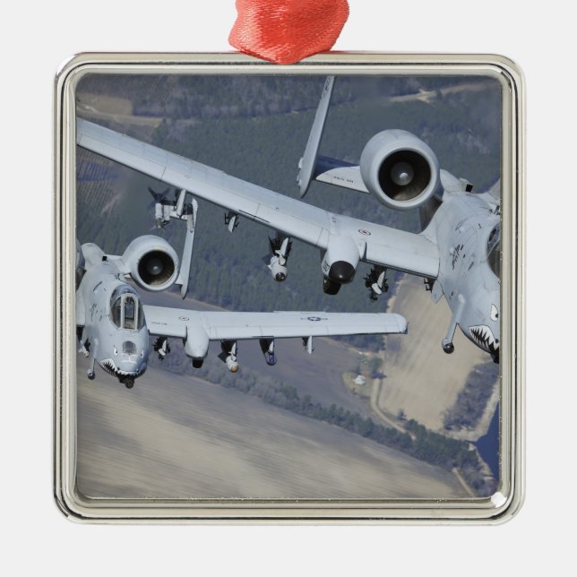 Zwei A-10C-Thunderbolzen II fliegen formatgenau Silbernes Ornament (Vorne)