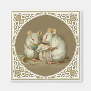 Zwei anthropomorphe weiße Mäuse, die Papier lesen Magnet