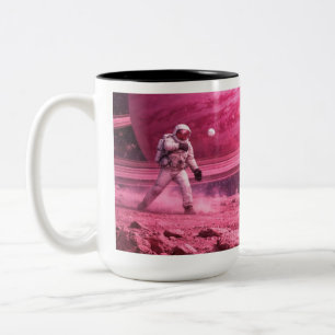 Zwei Astronauten spielen Baseball auf einem rosa P Zweifarbige Tasse