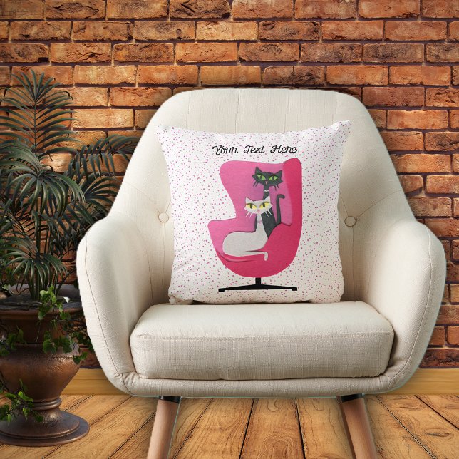 Zwei ausgeklügelte, rosa Sitzecken aus dem Mittela Kissen (Two sophisticated mid century cats in pink chair on white with pink dots throw decorative pillow.)