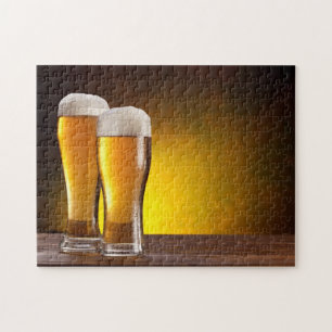 Zwei Biergläser auf einem Holztisch Puzzle
