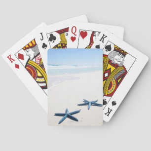 Zwei blaue Seesterne am Rande des Wassers auf trop Spielkarten