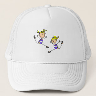Zwei blonde Mädchen-Turn-T-Shirts und Geschenke Truckerkappe