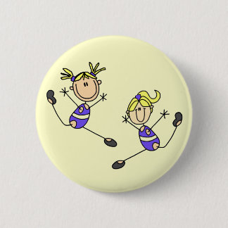 Zwei blonde Mädchengymnast-T-Shirts und Geschenke Button