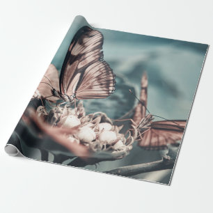 ZWEI BRAUN-SCHWARZE SCHMETTERLINGE AUF EINER BLUME GESCHENKPAPIER