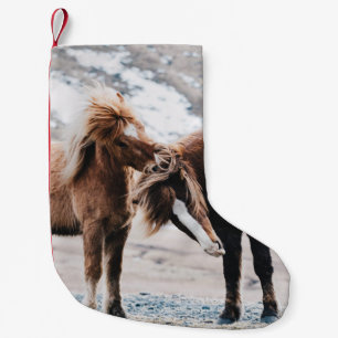 ZWEI BRAUNE PFERDE AUF DEM FELD KLEINER WEIHNACHTSSTRUMPF