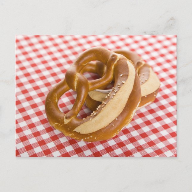 Zwei Brezel auf karierter Tischdecke Postkarte (Vorderseite)
