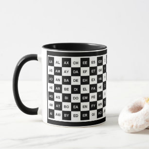 Zwei Buchstaben Schwarz-weiß Quadrate (Intl-Versi Tasse