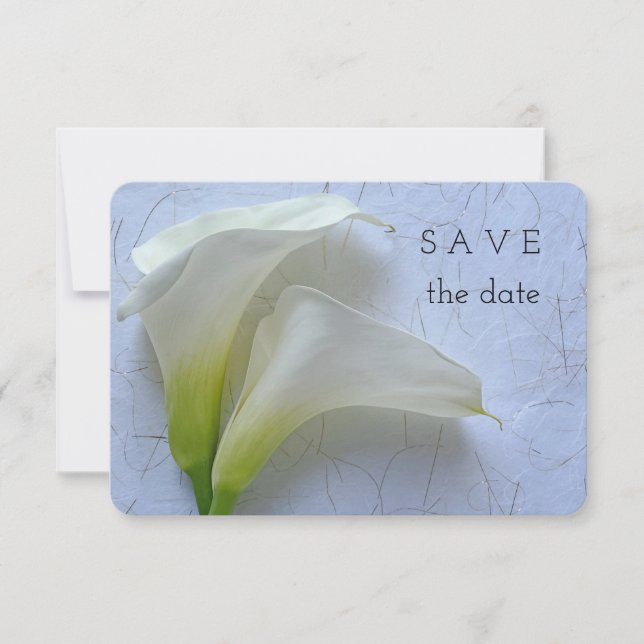 Zwei Calla liegen auf texturiertem Papier Save The Date (Vorderseite)