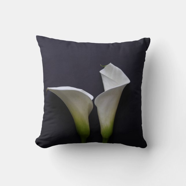 Zwei Calla-Lilien auf schwarz Kissen (Vorderseite)