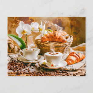 Zwei Cappuccinos mit Croissants und Orchideen Feiertagspostkarte